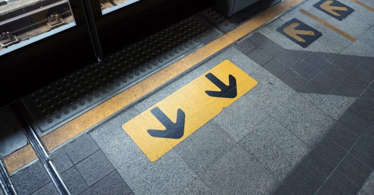 Cabelos lisos – tendem a ser mais oleosos na raiz — Cabelos Lisos: Descubra Por Que Eles São Mais Oleosos na Raiz e Como C...