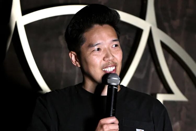 Morre Alex Duong, ator de Blue Bloods, aos 42 anos após câncer raro