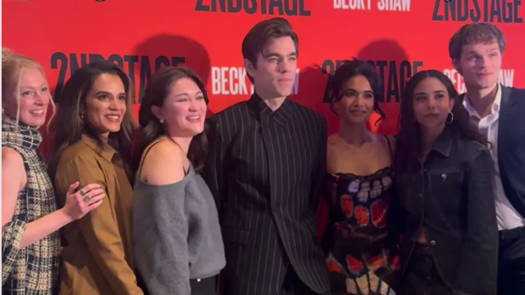 Estrelas de The Pitt trocam o set pelo tapete vermelho na estreia de Patrick Ball na Broadway